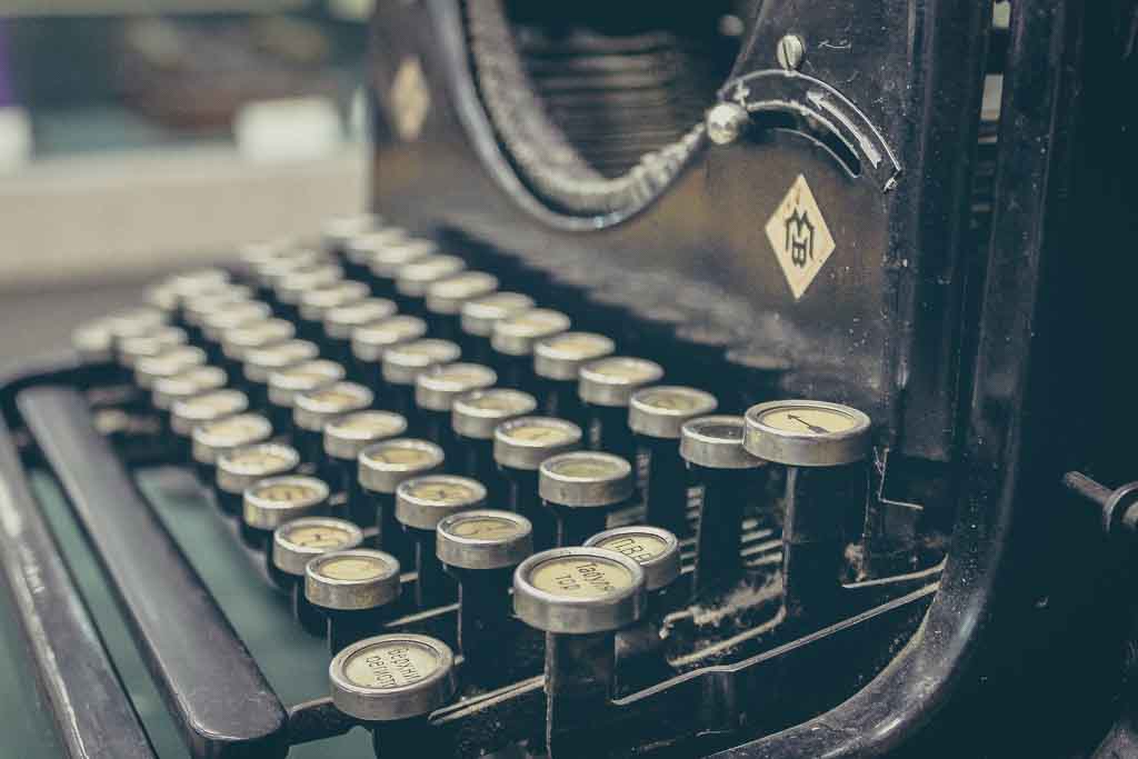 alte Schreibmaschine; Foto: Sergey Zolkin (unsplash)