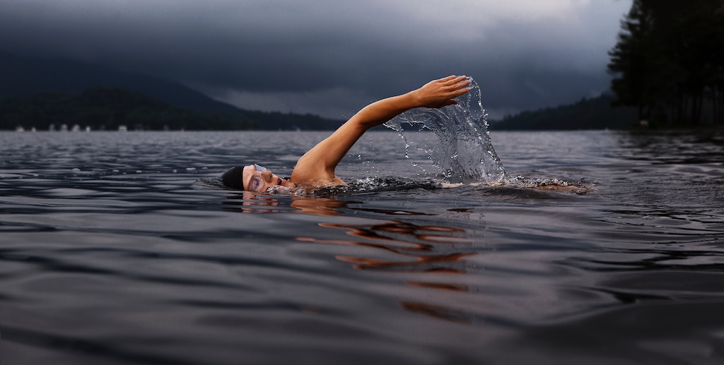 Header zum Artikel "No risk, no fun"; Motiv: Schwimmerin im See; Foto: Todd Quackenbush / unsplash