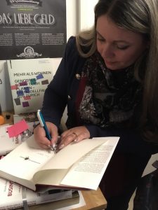 Buchvernissage von Monika Mansour zu "Businessplan: Mord". Monika Mansour signiert im Anschluss für ihre Leser. Foto: Bettina Schnerr