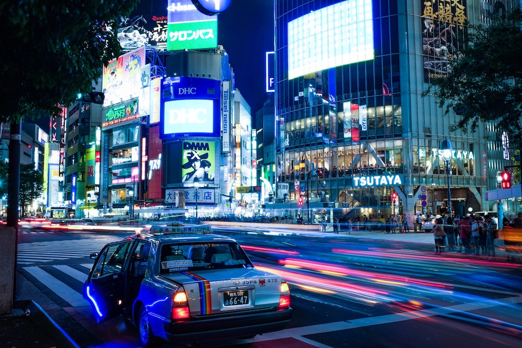 Shibuya bei Nacht; Foto: Alex Knight / unsplash