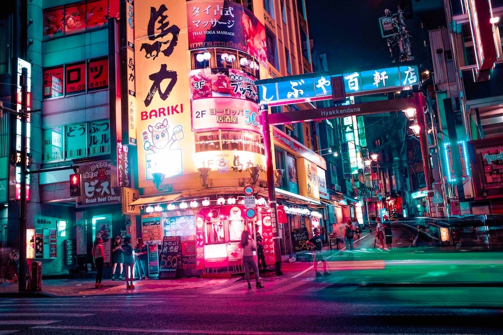 Hyakkendana bei Nacht, Shibuya. Foto: Alex Knight, unsplash