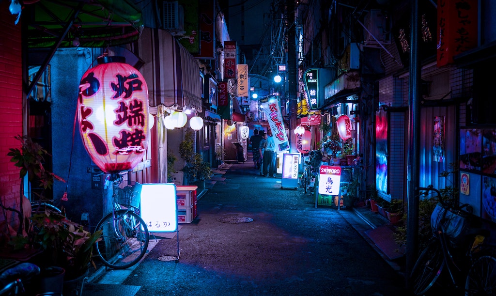 Tokyo bei Nacht. Titelbild zum Artikel über Christoph Peters' Romane um den Profikiller Fumio Onisho. Foto: Alex Knight / unsplash