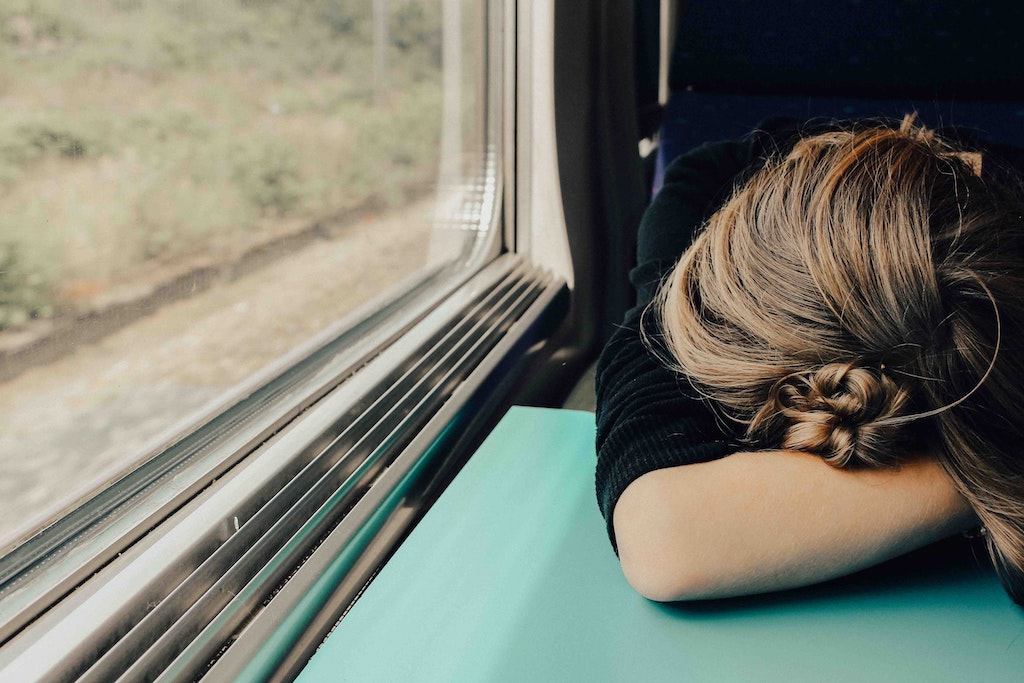 Schlafende Frau im Zug; Foto: Abbie Bernet / unsplash