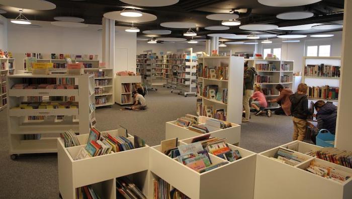 Blick in die Bibliothek Bischofszell, die ihre Einrichtung durch Crowdfunding finanzieren konnte.