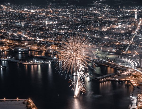 Feuerwerk über Hakodate; Foto: Graham Powell Wood, unsplash — Header für den Jahresrückblick 2022