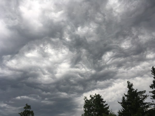 nachbarbeitetes Bild von einem dramatisch aussehenden Wolkenhimmel. Bild: Bettina Schnerr