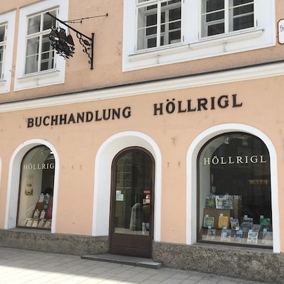 Reiseführer der Rekorde: Die Buchhandlung Höllrigl ist die älteste Buchhandlung Österreichs. Foto: Bettina Schnerr