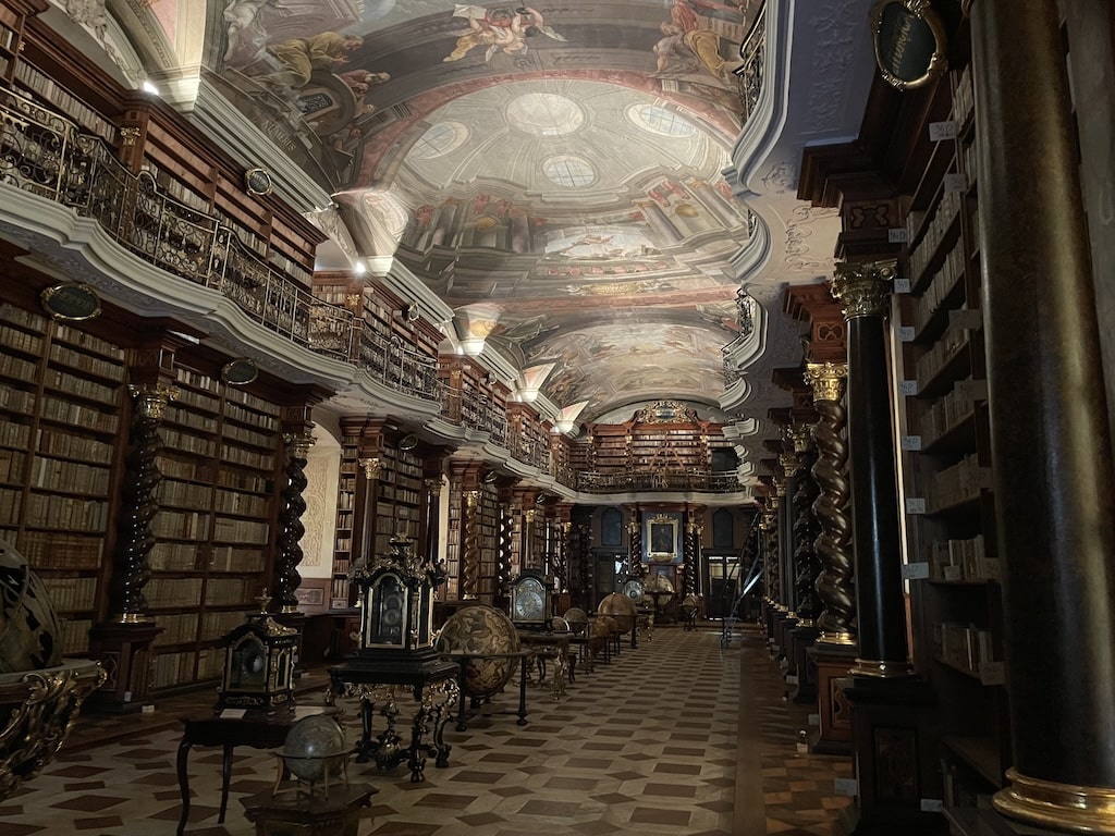 Blick in den barocken Bibliothekssaal des Klementinums in Prag. Bild: Bettina Schnerr