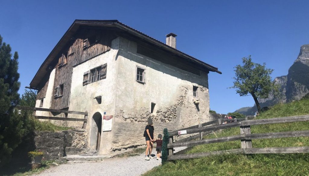 Heididorf Maienfeld: das rund 300 Jahre alte "Heidi-Haus", deren frühere Bewohner Johanna Spyri inspiriert haben / Foto: Bettina Schnerr